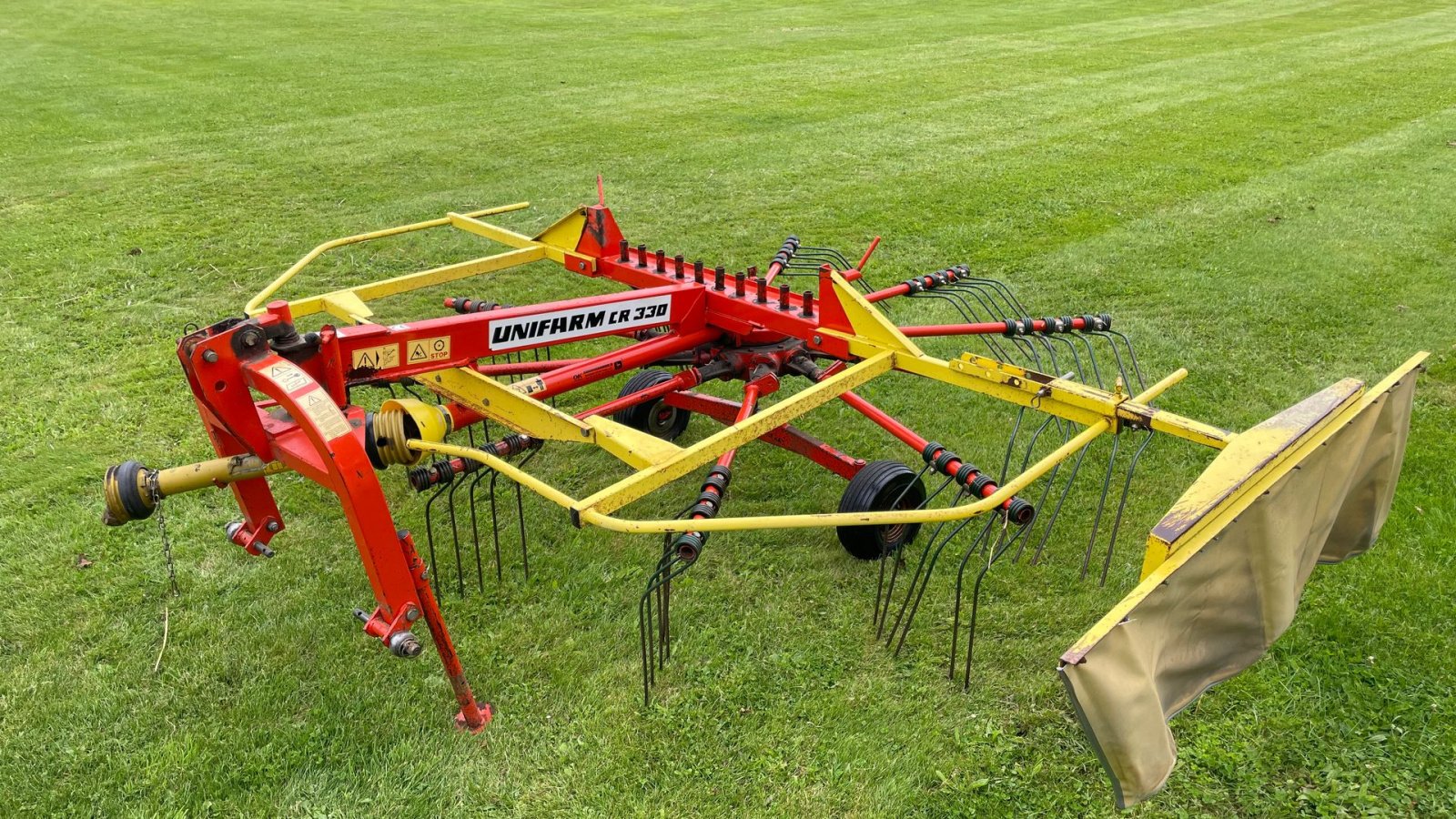 Schwader del tipo Unifarm CR 330, Gebrauchtmaschine In Ikast (Immagine 1)