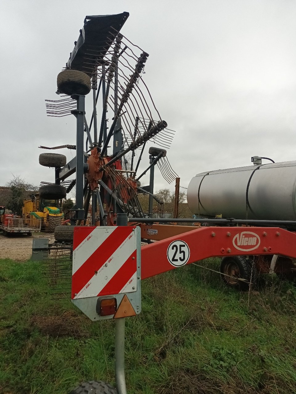 Schwader des Typs Vicon ANDEX 693 Vario, Gebrauchtmaschine in LIGNY LE CHATEL (Bild 5)
