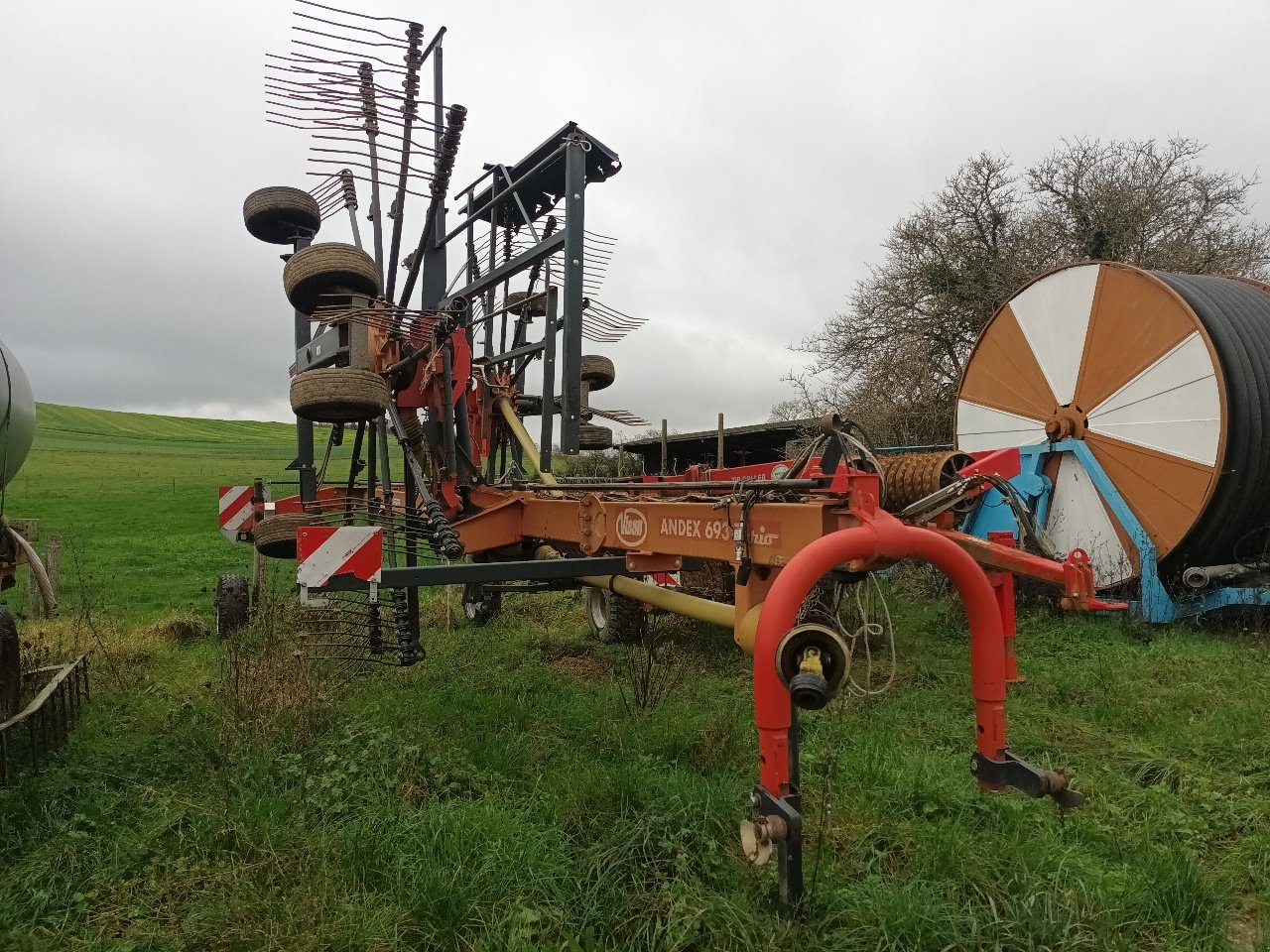 Schwader des Typs Vicon ANDEX 693 Vario, Gebrauchtmaschine in LIGNY LE CHATEL (Bild 2)