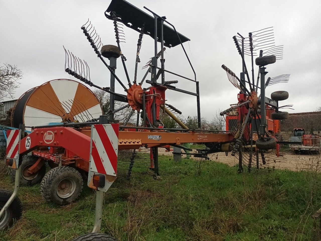 Schwader des Typs Vicon ANDEX 693 Vario, Gebrauchtmaschine in LIGNY LE CHATEL (Bild 3)