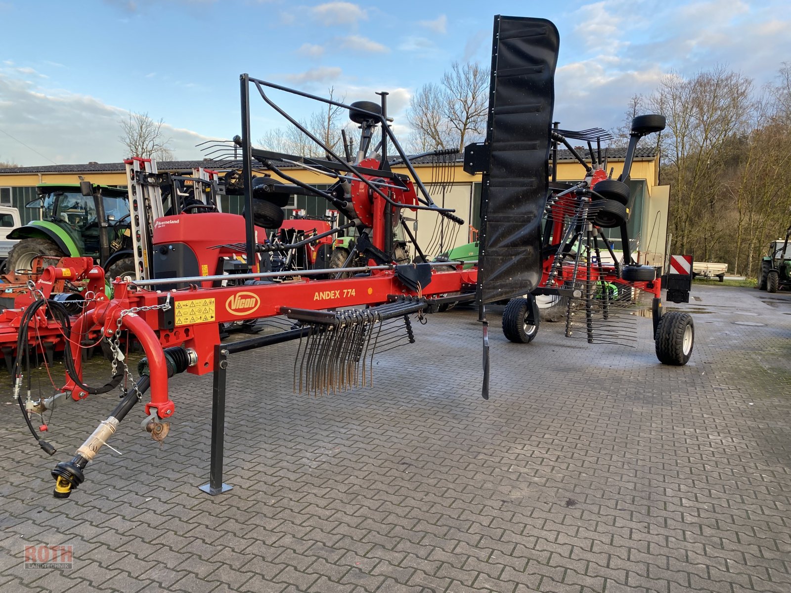 Schwader des Typs Vicon Andex 774, Neumaschine in Untermünkheim (Bild 2)