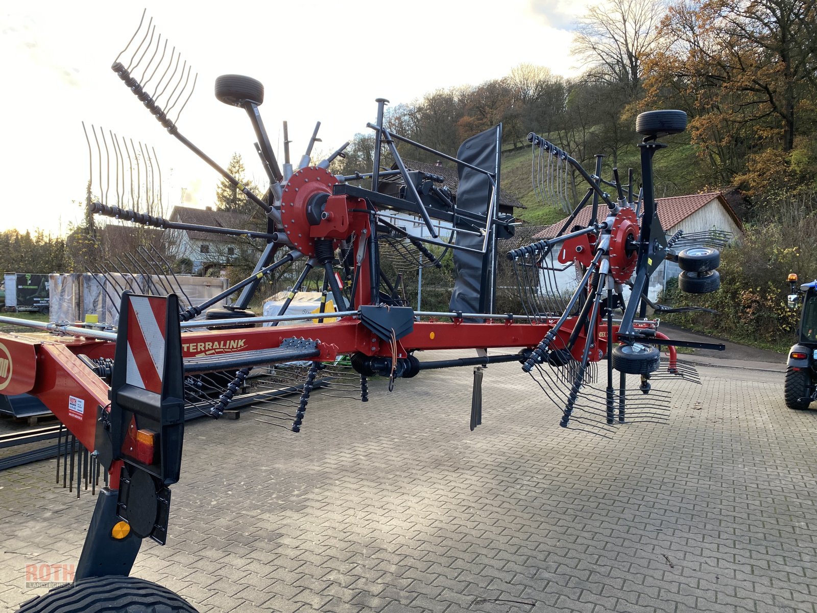 Schwader des Typs Vicon Andex 774, Neumaschine in Untermünkheim (Bild 3)