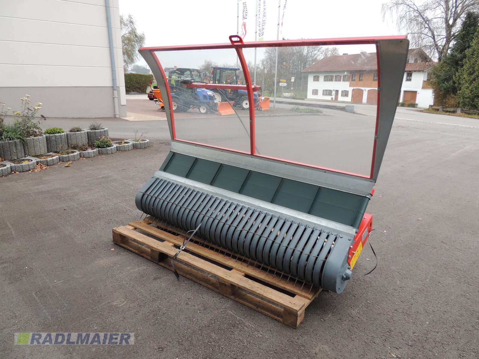 Schwader des Typs Waldhofer Silopflug 200 SPMB, Neumaschine in Babensham (Bild 1)