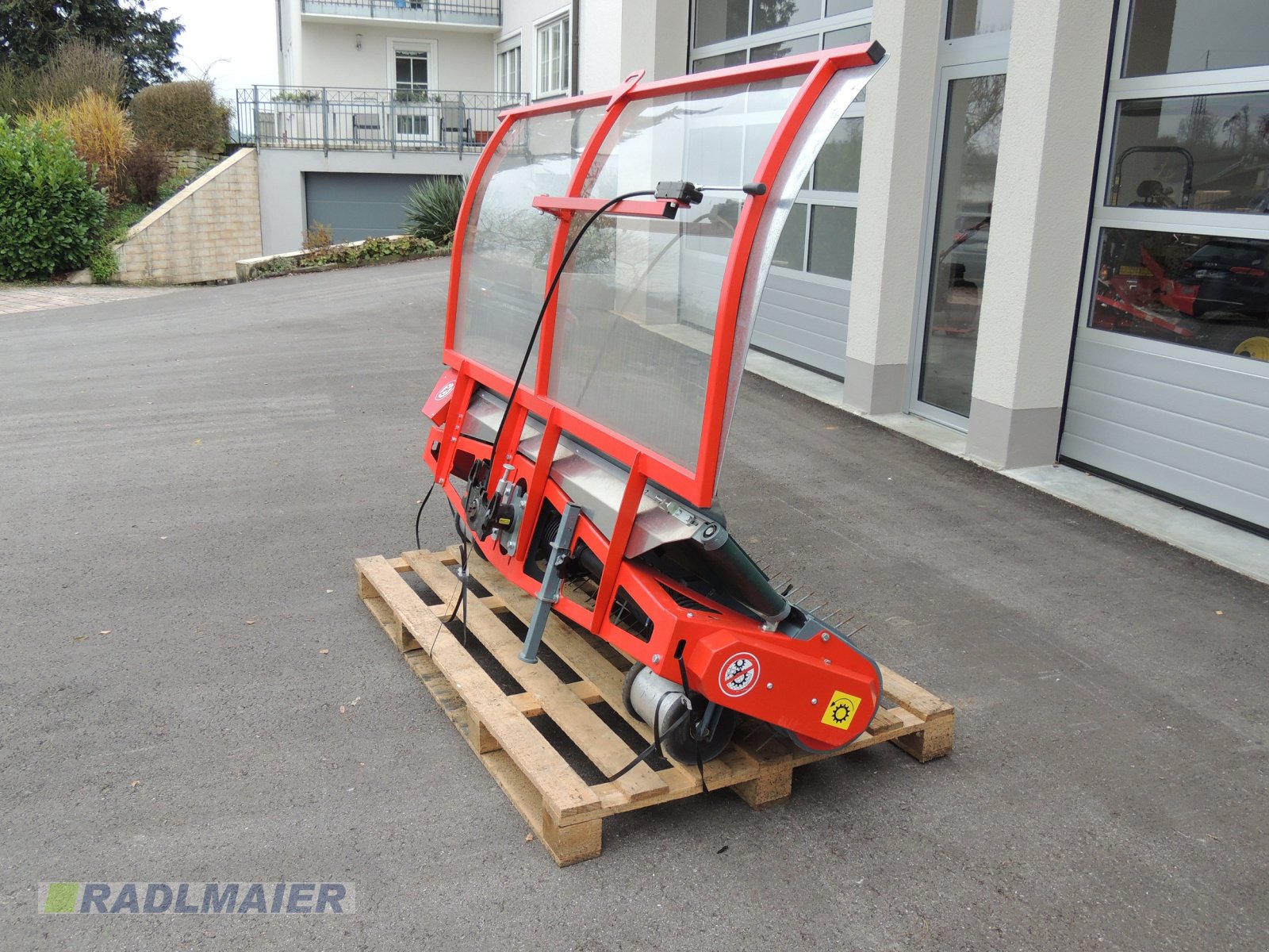 Schwader des Typs Waldhofer Silopflug 200 SPMB, Neumaschine in Babensham (Bild 2)