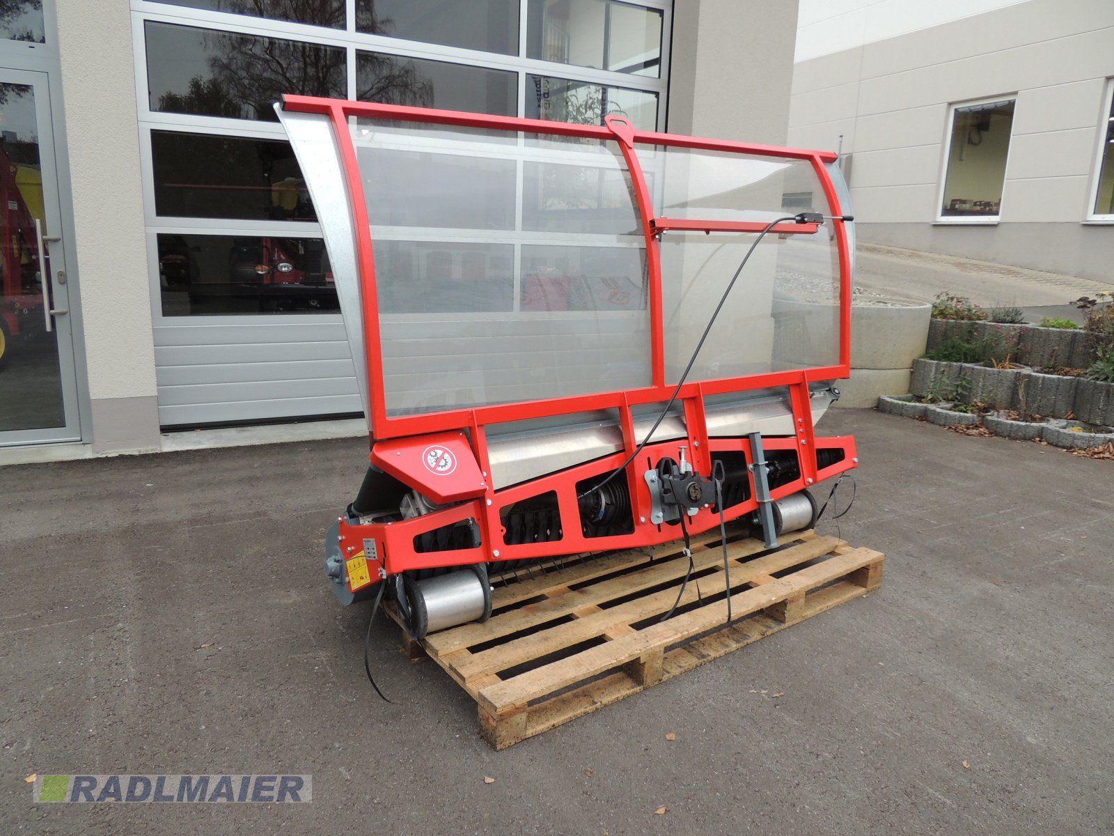 Schwader des Typs Waldhofer Silopflug 200 SPMB, Neumaschine in Babensham (Bild 5)