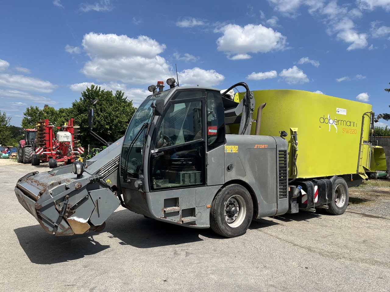 Selbstfahrer Futtermischwagen Türe ait Storti Doberman 220, Gebrauchtmaschine içinde VERT TOULON (resim 1)