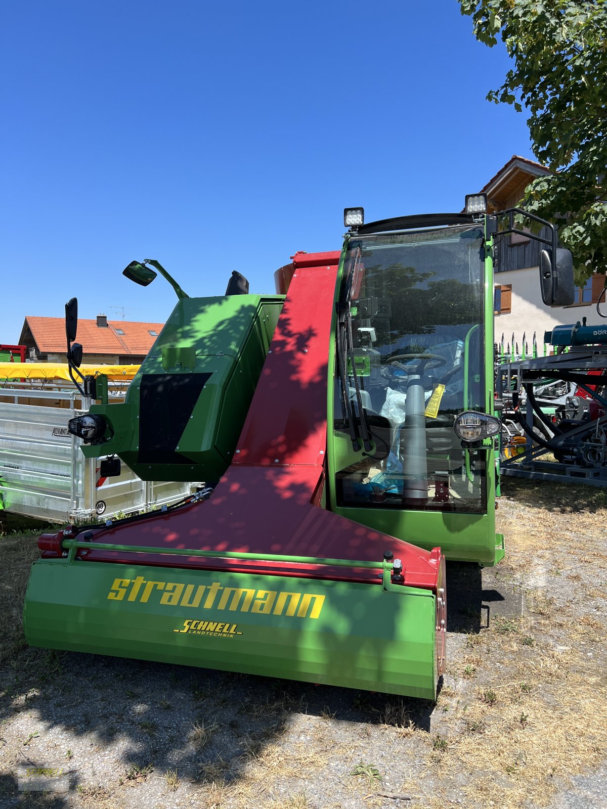 Selbstfahrer Futtermischwagen des Typs Strautmann Sherpa 140, Neumaschine in Söchtenau (Bild 2)