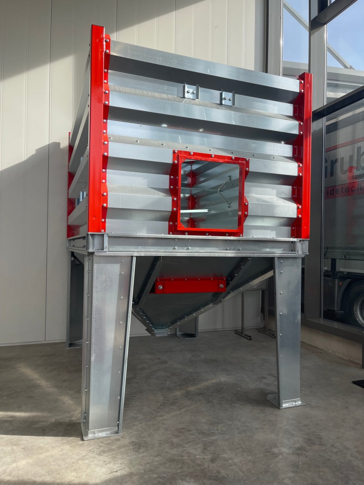 Silo tipa Gruber Rechtecksilo mit Trichter, Neumaschine u Gaspoltshofen (Slika 1)