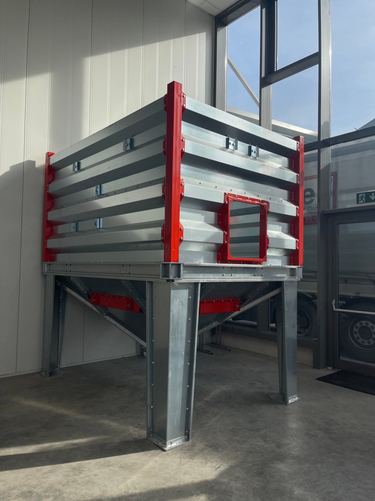 Silo tipa Gruber Rechtecksilo mit Trichter, Neumaschine u Gaspoltshofen (Slika 3)