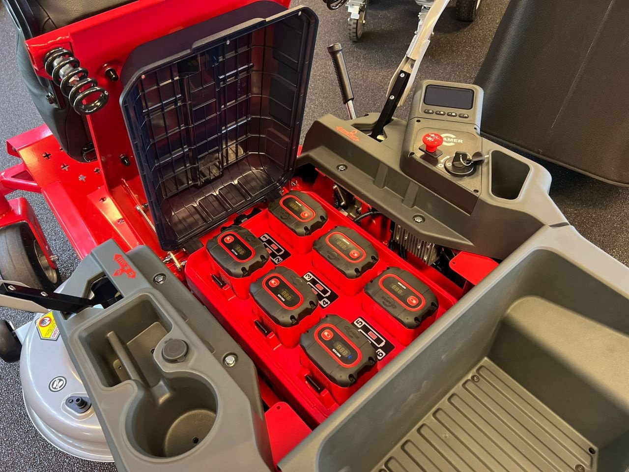 Sitzrasenmäher типа Cramer 82ZT107, Neumaschine в MARIAHOUT (Фотография 4)