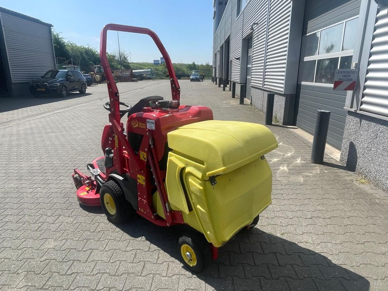 Sitzrasenmäher of the type Gianni Ferrari GTS220D front zitmaaier, Gebrauchtmaschine in Roermond (Picture 3)