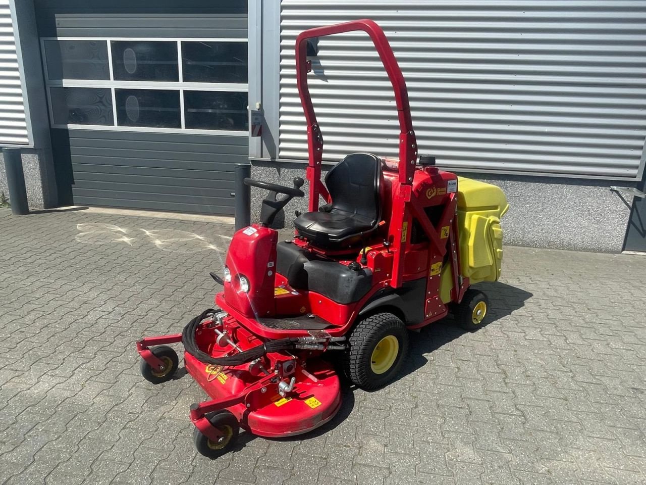 Sitzrasenmäher of the type Gianni Ferrari GTS220D front zitmaaier, Gebrauchtmaschine in Roermond (Picture 1)