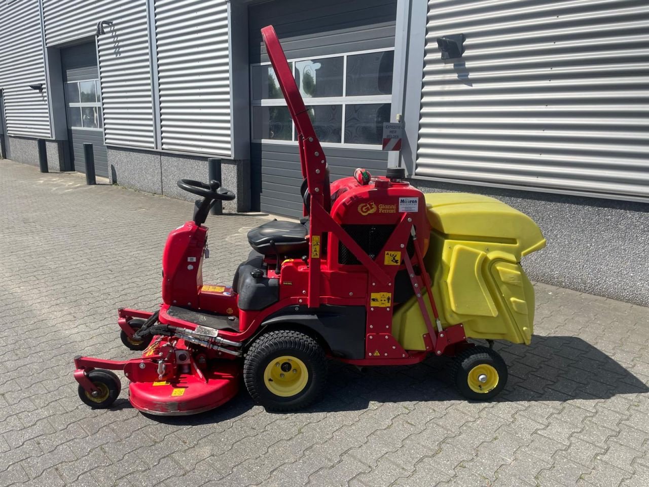 Sitzrasenmäher of the type Gianni Ferrari GTS220D front zitmaaier, Gebrauchtmaschine in Roermond (Picture 2)