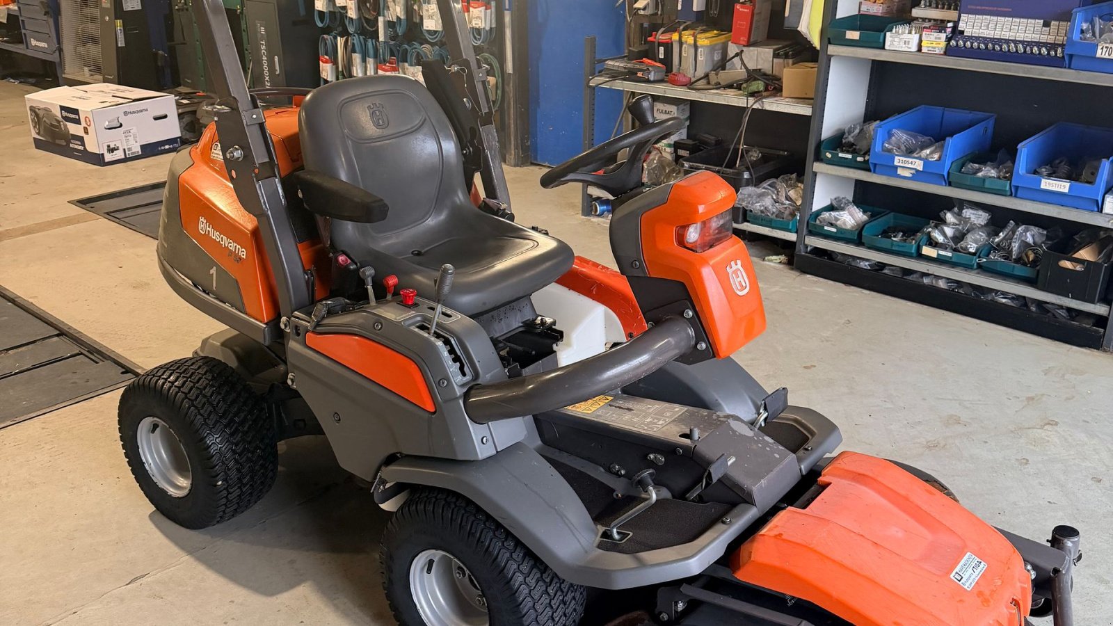 Sitzrasenmäher des Typs Husqvarna P 524, Gebrauchtmaschine in Brørup (Bild 3)