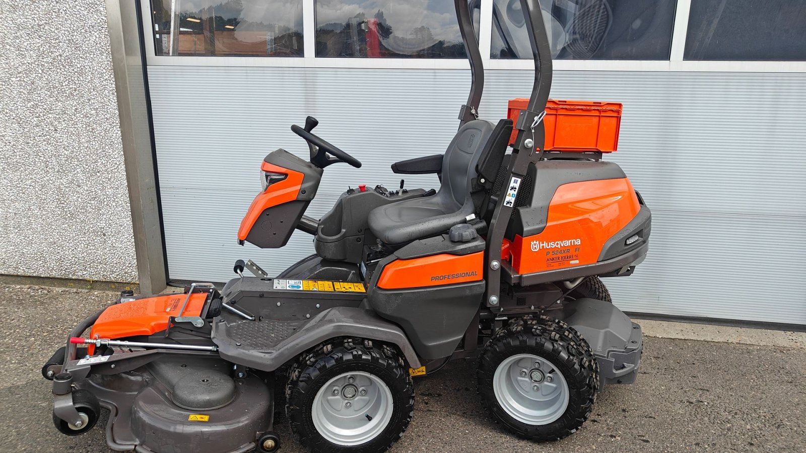 Sitzrasenmäher typu Husqvarna P524 XR fjernstyret MED FJERNBETJENING, Gebrauchtmaschine v Holstebro (Obrázek 3)