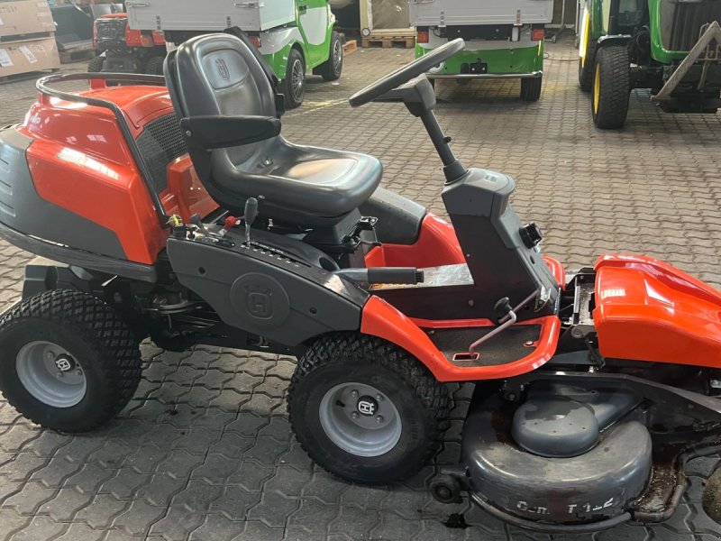 Sitzrasenmäher del tipo Husqvarna PF21 AWD Med combi 122 klipper, Gebrauchtmaschine In Vejle (Immagine 1)