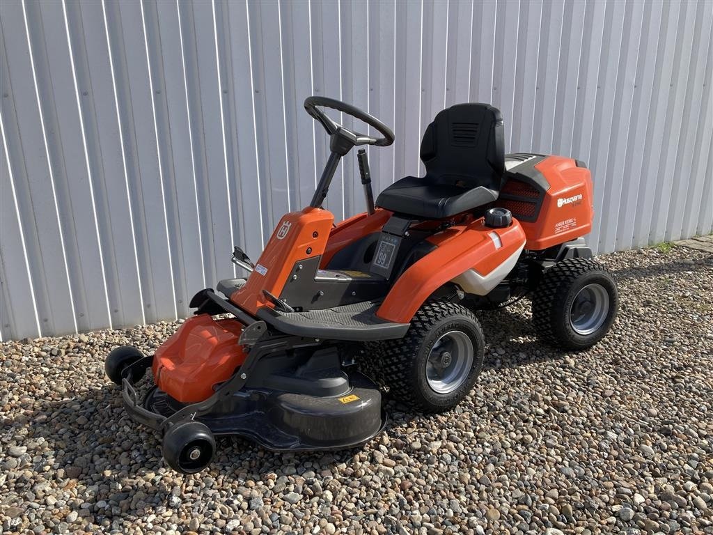 Sitzrasenmäher van het type Husqvarna R 214C BILLIGT!, Gebrauchtmaschine in Lemvig (Foto 1)