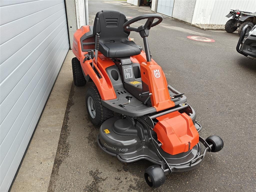 Sitzrasenmäher des Typs Husqvarna R 214T - 103cm klippebord OBS: inkl. 103cm klippebord, Gebrauchtmaschine in Holstebro (Bild 5)