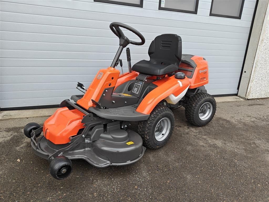 Sitzrasenmäher des Typs Husqvarna R 214T - 103cm klippebord OBS: inkl. 103cm klippebord, Gebrauchtmaschine in Holstebro (Bild 1)