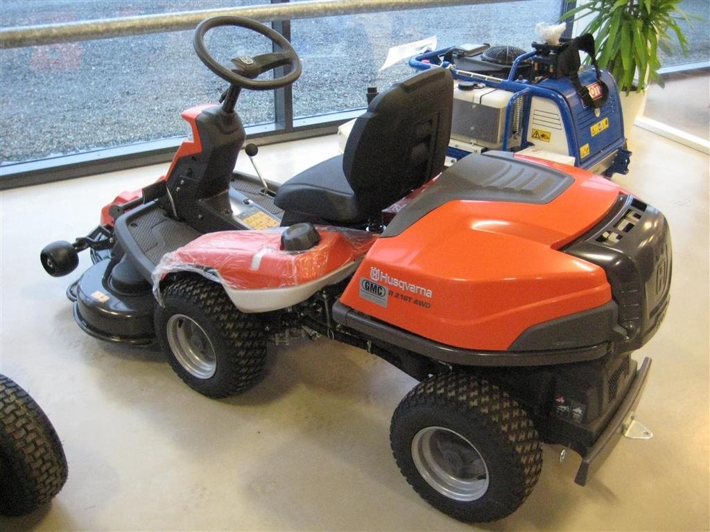 Sitzrasenmäher des Typs Husqvarna R 216T AWD, Gebrauchtmaschine in Glamsbjerg (Bild 2)