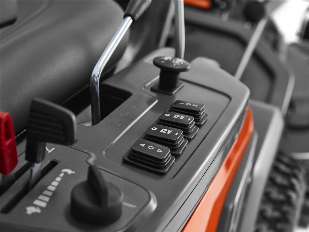 Sitzrasenmäher van het type Husqvarna R 420TsX AWD inkl. 122 cm Combi klipperbord, Gebrauchtmaschine in Roskilde (Foto 8)