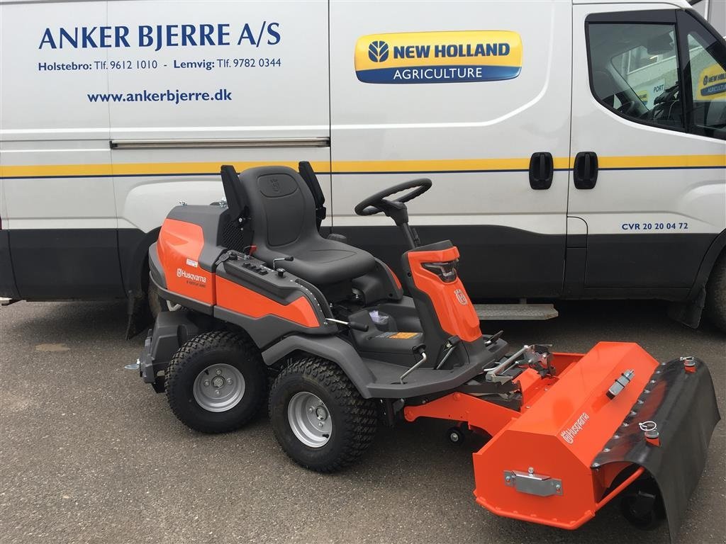 Sitzrasenmäher typu Husqvarna R 420TsX AWD inkl. slagleklipper & 122 cm klippebord, Gebrauchtmaschine v Holstebro (Obrázek 8)