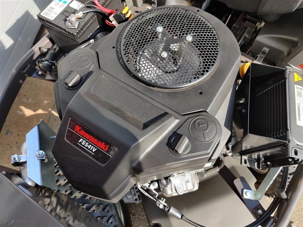 Sitzrasenmäher des Typs Husqvarna R418TsX AWD Inklusiv 112cm klippebord, Gebrauchtmaschine in Holstebro (Bild 9)