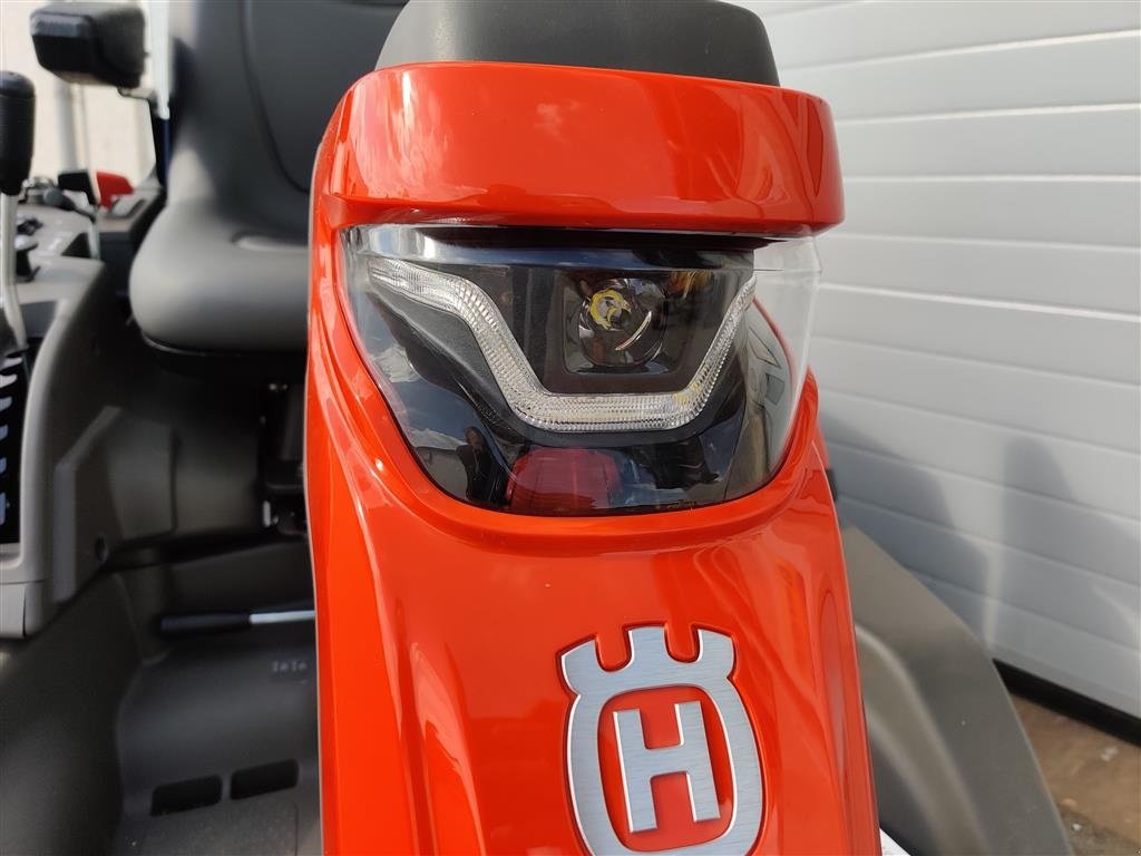 Sitzrasenmäher des Typs Husqvarna R418TsX AWD Inklusiv 112cm klippebord, Gebrauchtmaschine in Holstebro (Bild 7)