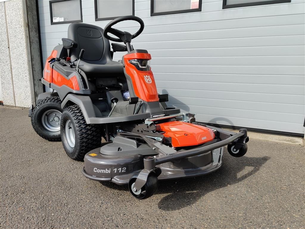 Sitzrasenmäher des Typs Husqvarna R418TsX AWD Inklusiv 112cm klippebord, Gebrauchtmaschine in Holstebro (Bild 3)