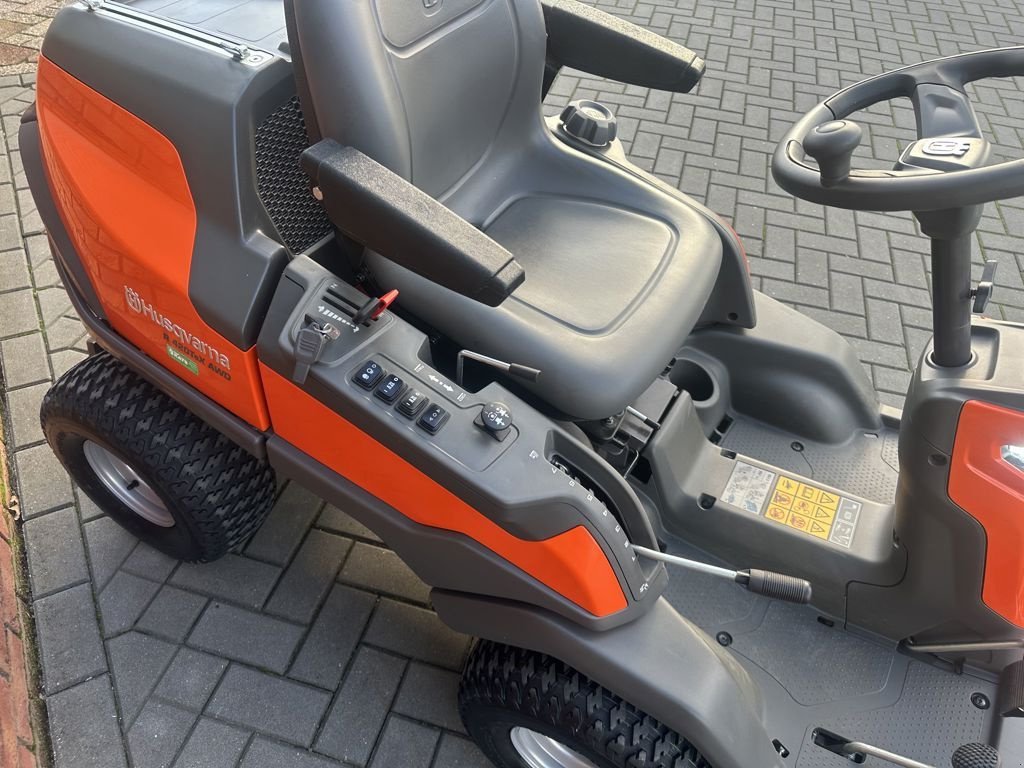 Sitzrasenmäher typu Husqvarna R420TSX AWD, Gebrauchtmaschine v Cabauw (Obrázek 8)