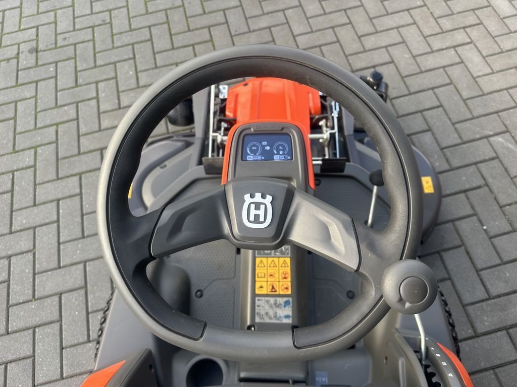 Sitzrasenmäher typu Husqvarna R420TSX AWD, Gebrauchtmaschine v Cabauw (Obrázek 10)