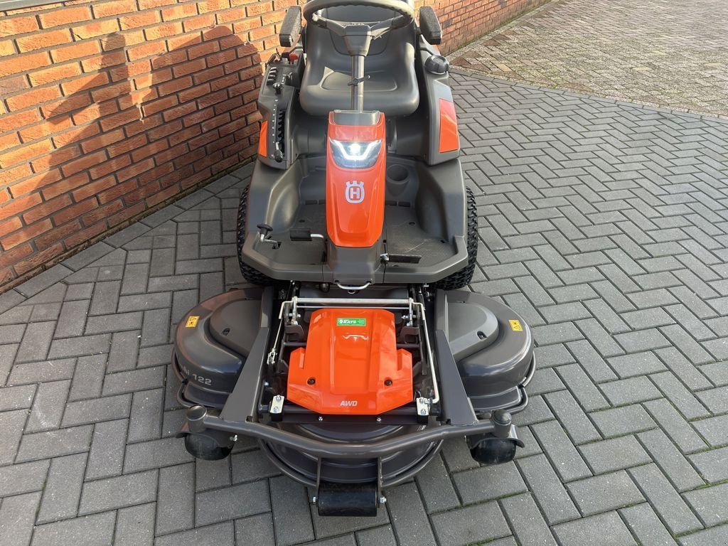 Sitzrasenmäher typu Husqvarna R420TSX AWD, Gebrauchtmaschine v Cabauw (Obrázek 3)