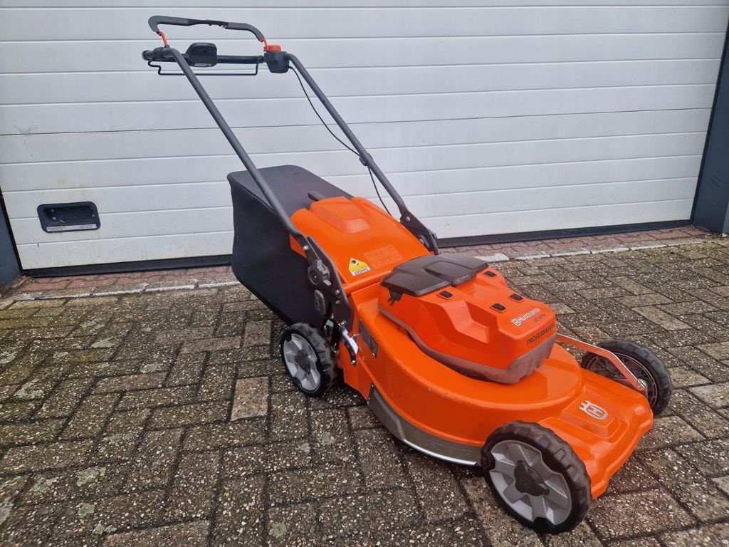 Sitzrasenmäher des Typs Husqvarna SET ACCUPRODUCTEN, Gebrauchtmaschine in MARIENHEEM (Bild 3)