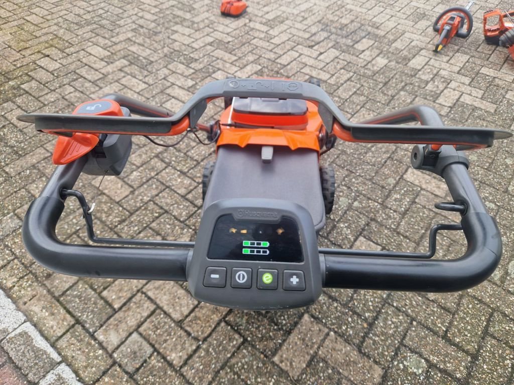 Sitzrasenmäher des Typs Husqvarna SET ACCUPRODUCTEN, Gebrauchtmaschine in MARIENHEEM (Bild 7)