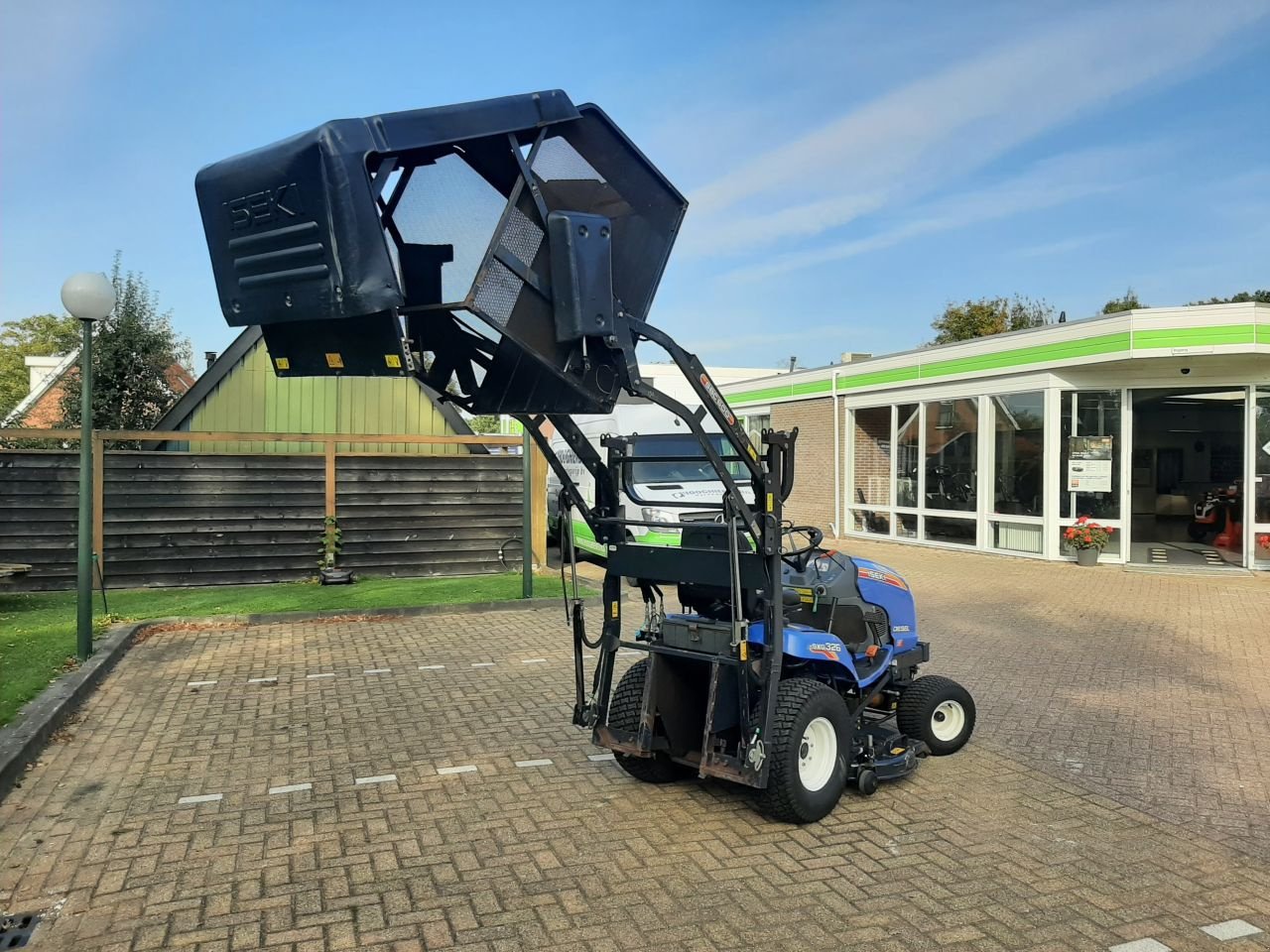 Sitzrasenmäher des Typs Iseki SXG 326 hooglosser, Gebrauchtmaschine in Hardegarijp (Bild 2)