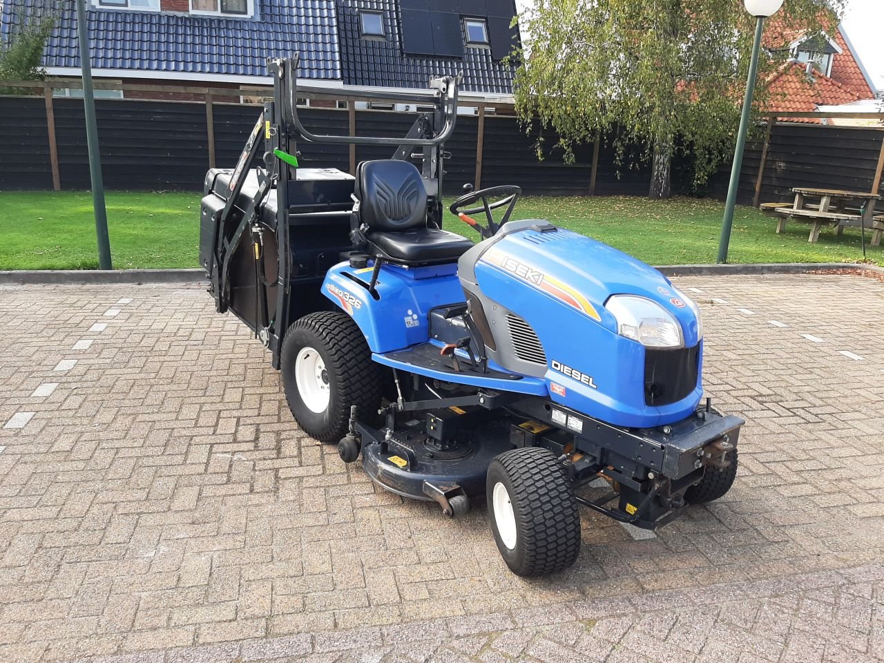 Sitzrasenmäher des Typs Iseki SXG 326 hooglosser, Gebrauchtmaschine in Hardegarijp (Bild 4)