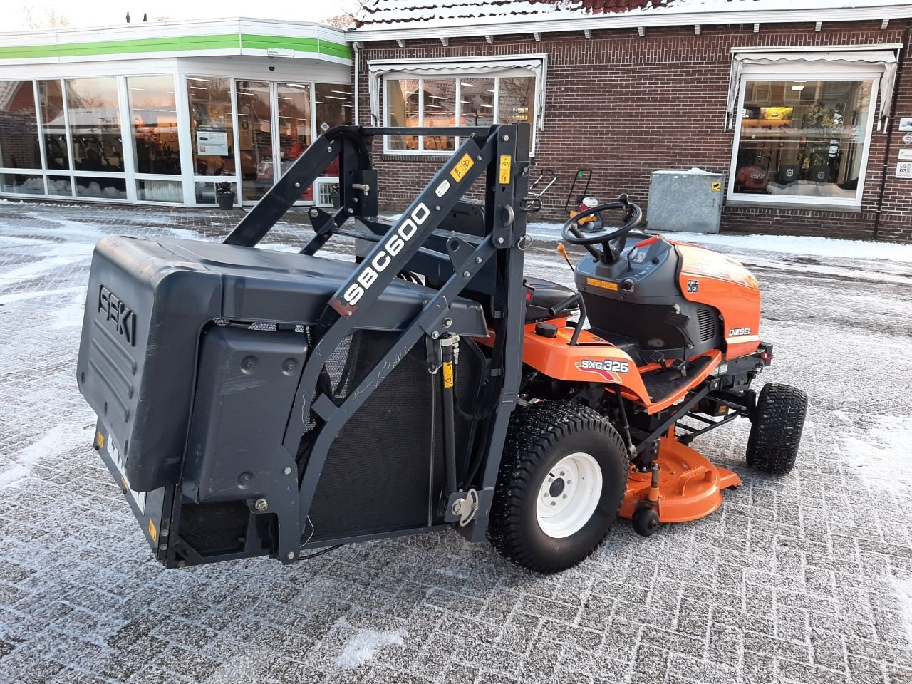 Sitzrasenmäher des Typs Iseki SXG 326 hooglosser, Gebrauchtmaschine in Hardegarijp (Bild 3)