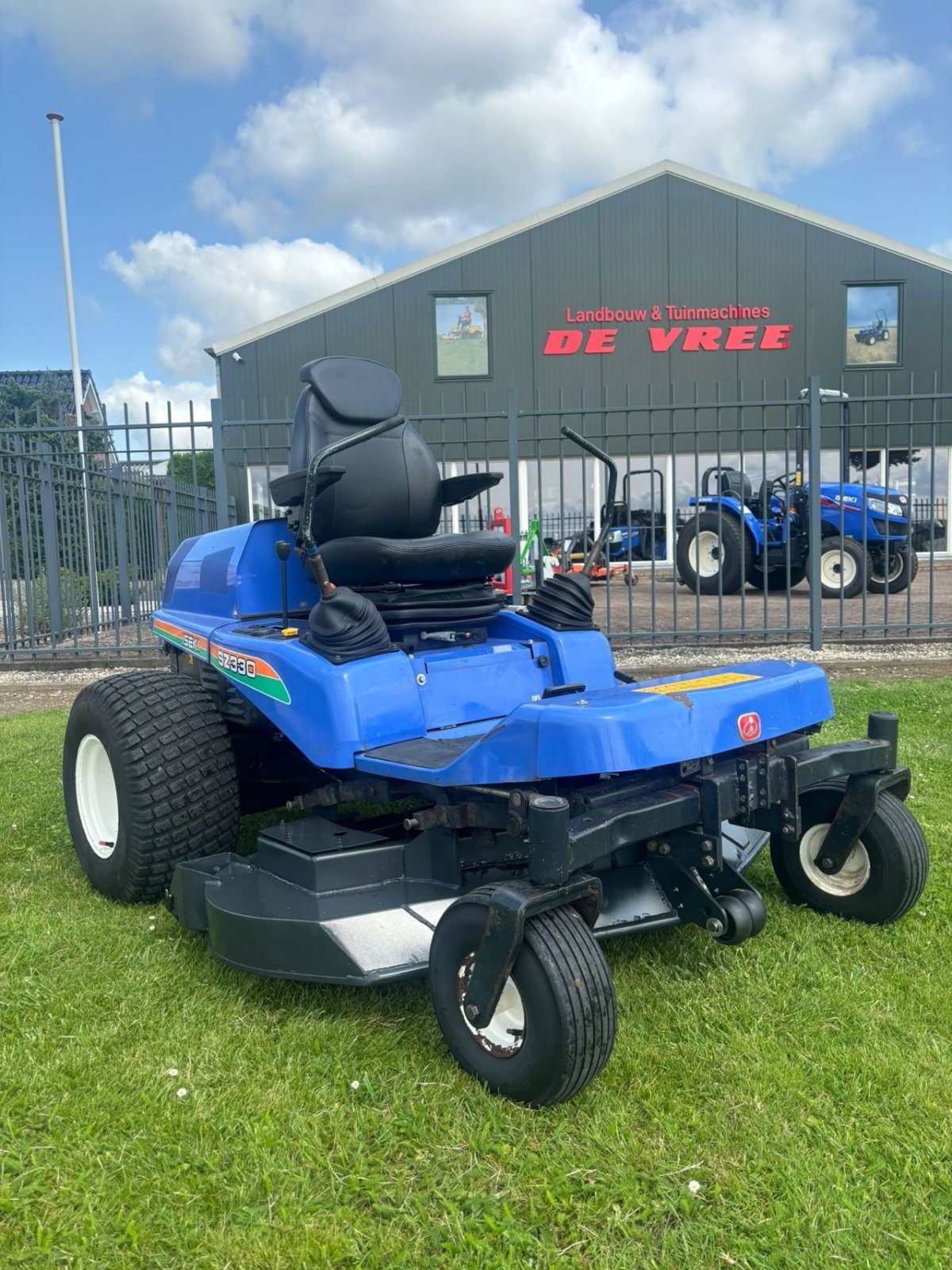 Sitzrasenmäher of the type Iseki Sz330, Gebrauchtmaschine in Wadenoijen (Picture 3)