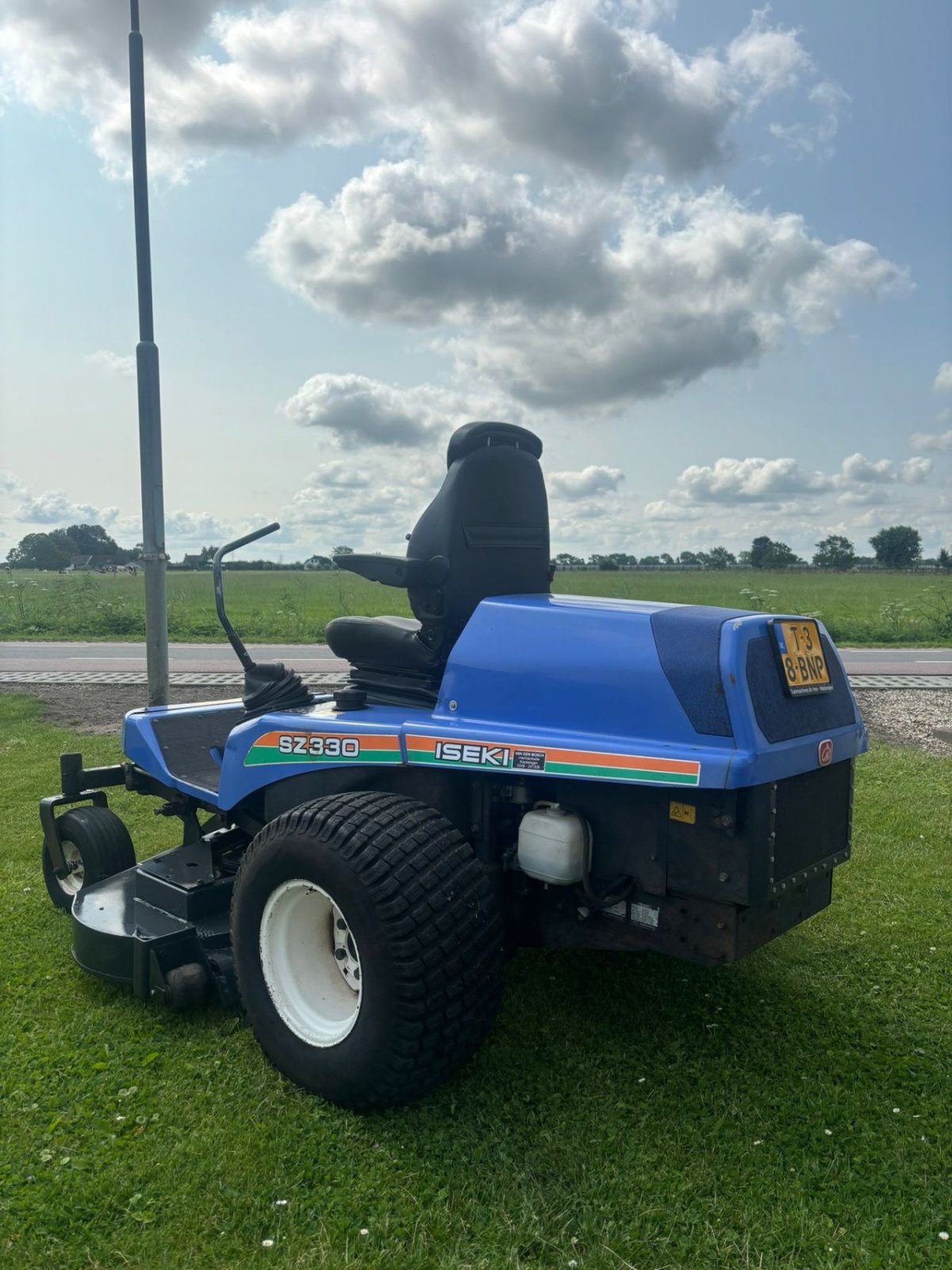 Sitzrasenmäher of the type Iseki Sz330, Gebrauchtmaschine in Wadenoijen (Picture 2)