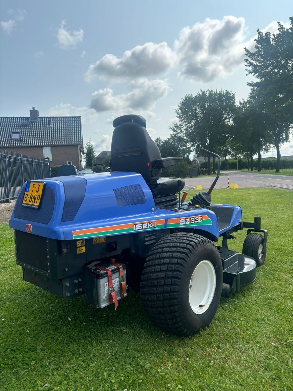 Sitzrasenmäher of the type Iseki Sz330, Gebrauchtmaschine in Wadenoijen (Picture 4)