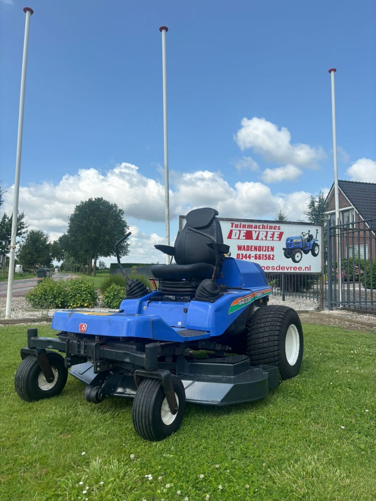 Sitzrasenmäher of the type Iseki Sz330, Gebrauchtmaschine in Wadenoijen (Picture 1)