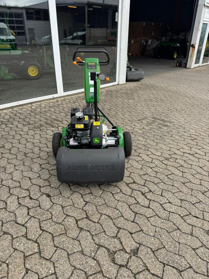 Sitzrasenmäher van het type John Deere 220SL PRECISION CUT, Gebrauchtmaschine in Trige (Foto 4)