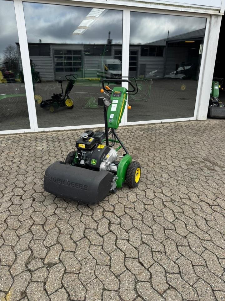 Sitzrasenmäher van het type John Deere 220SL PRECISION CUT, Gebrauchtmaschine in Trige (Foto 5)