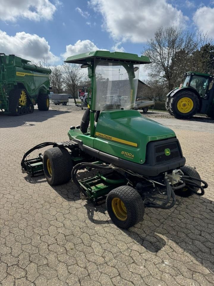 Sitzrasenmäher от тип John Deere 8700 A, Gebrauchtmaschine в Trige (Снимка 10)