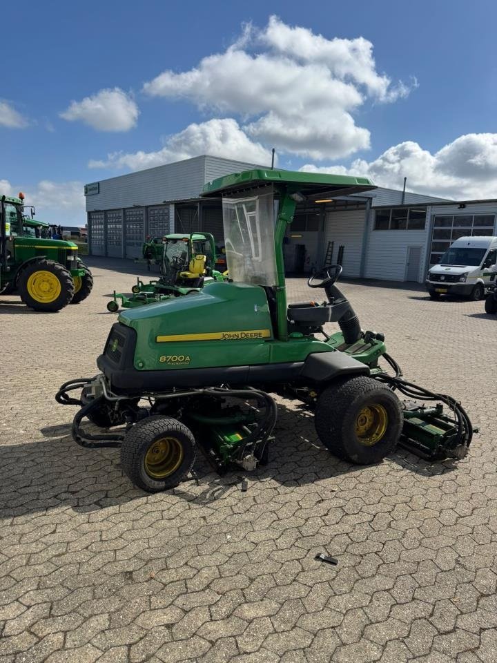 Sitzrasenmäher от тип John Deere 8700 A, Gebrauchtmaschine в Trige (Снимка 3)