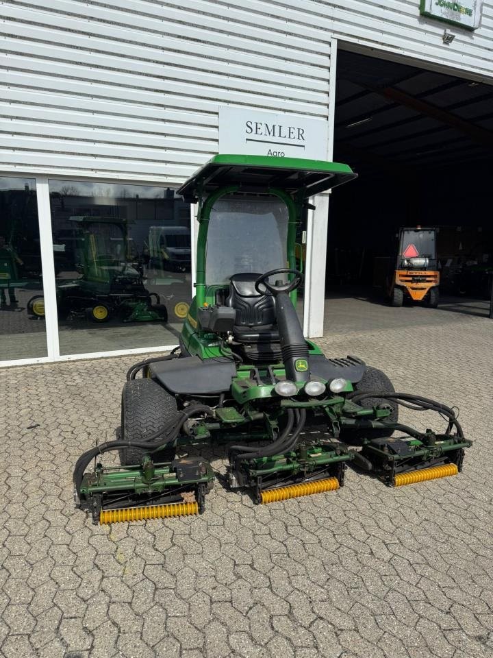 Sitzrasenmäher от тип John Deere 8700 A, Gebrauchtmaschine в Trige (Снимка 1)