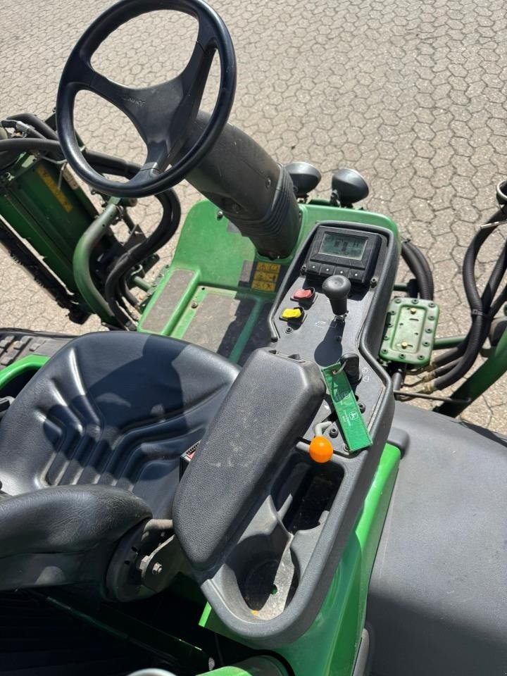 Sitzrasenmäher от тип John Deere 8700 A, Gebrauchtmaschine в Trige (Снимка 15)