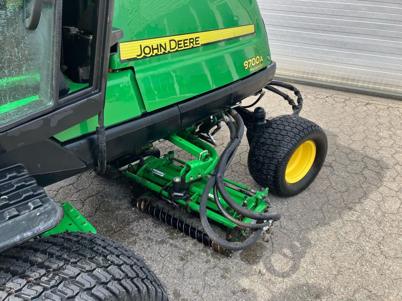 Sitzrasenmäher van het type John Deere 8700 A, Gebrauchtmaschine in Trige (Foto 11)
