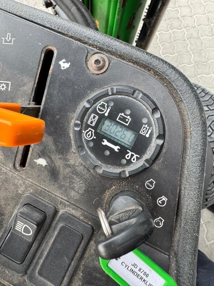 Sitzrasenmäher des Typs John Deere 8700, Gebrauchtmaschine in Næstved (Bild 8)