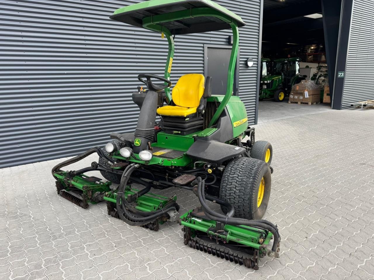 Sitzrasenmäher des Typs John Deere 8700, Gebrauchtmaschine in Næstved (Bild 1)